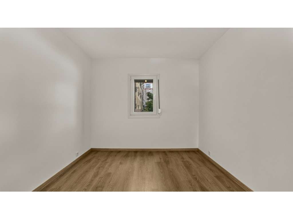 Apartamento T2 Remodelado nos Olivais-12