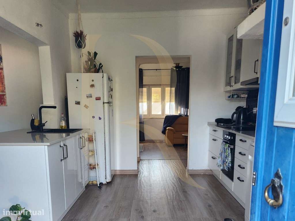 Moradia T3 transformada em T2 com Garagem, inserida num terreno de ...-11