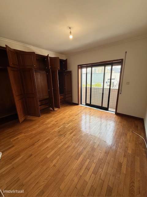 Apartamento T2 com lugar de garagem no Porto - Ramalde-4