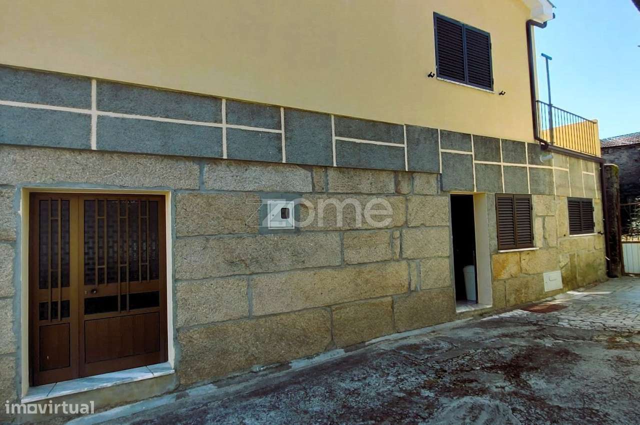 Moradia T3 em Cimo de Vila da Castanheira-17