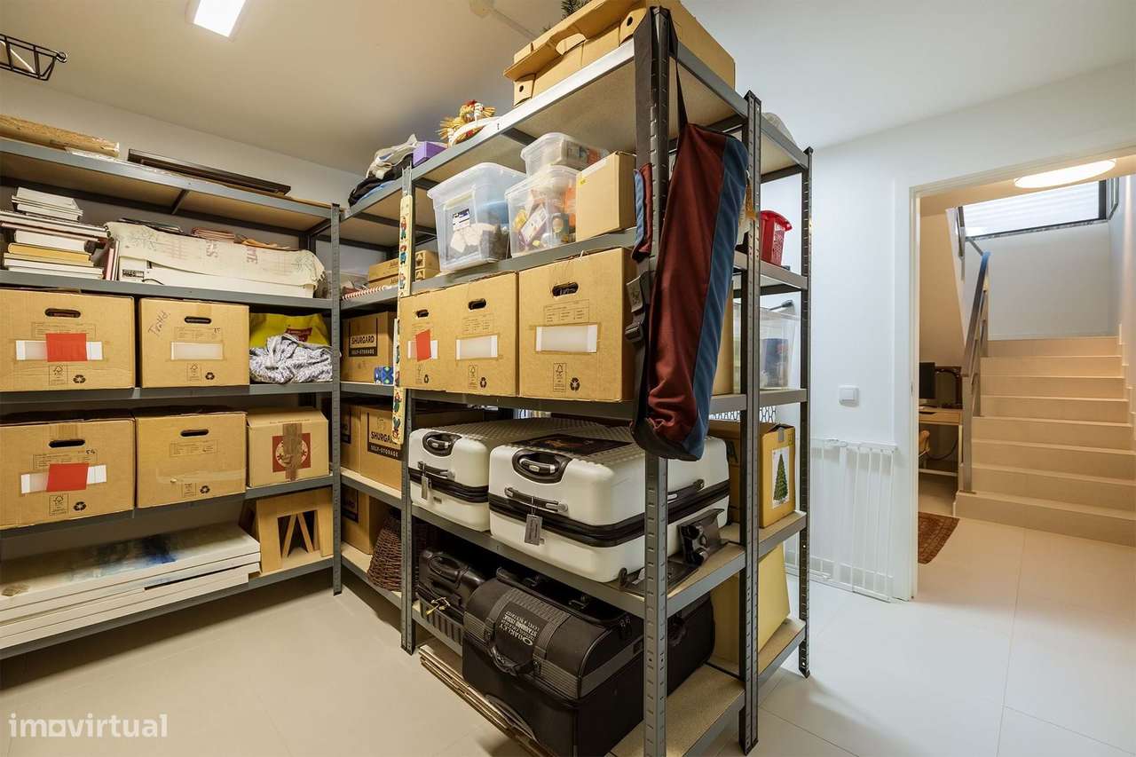 MODERNA E LUXUOSA MORADIA T3 COM PISCINA E GARAGEM PERTO DA MARINA DE-51