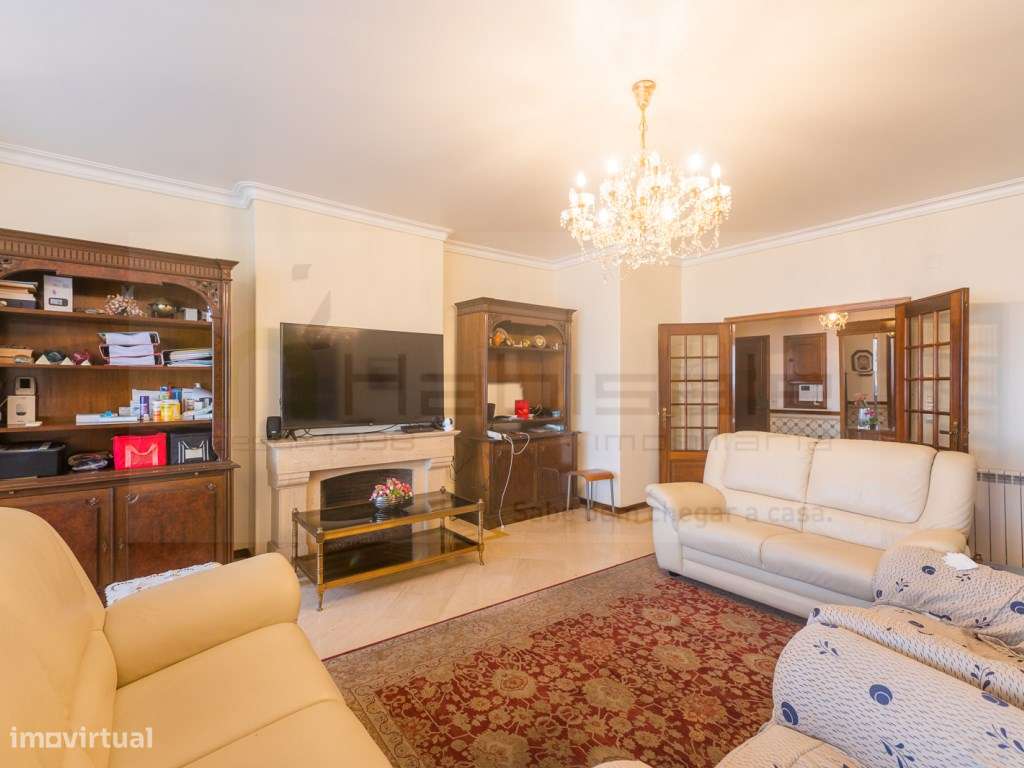 T4 com parqueamento e arrecadação a 2 min. do metro do Lumiar-13