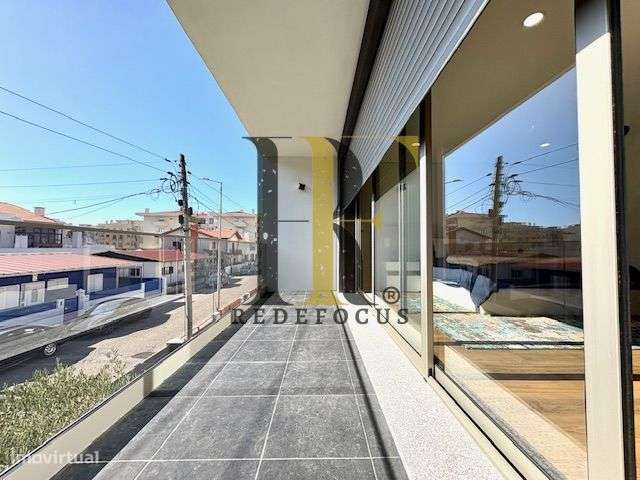 Moradia T4 de Luxo com Piscina e Jardim em Esmoriz-40
