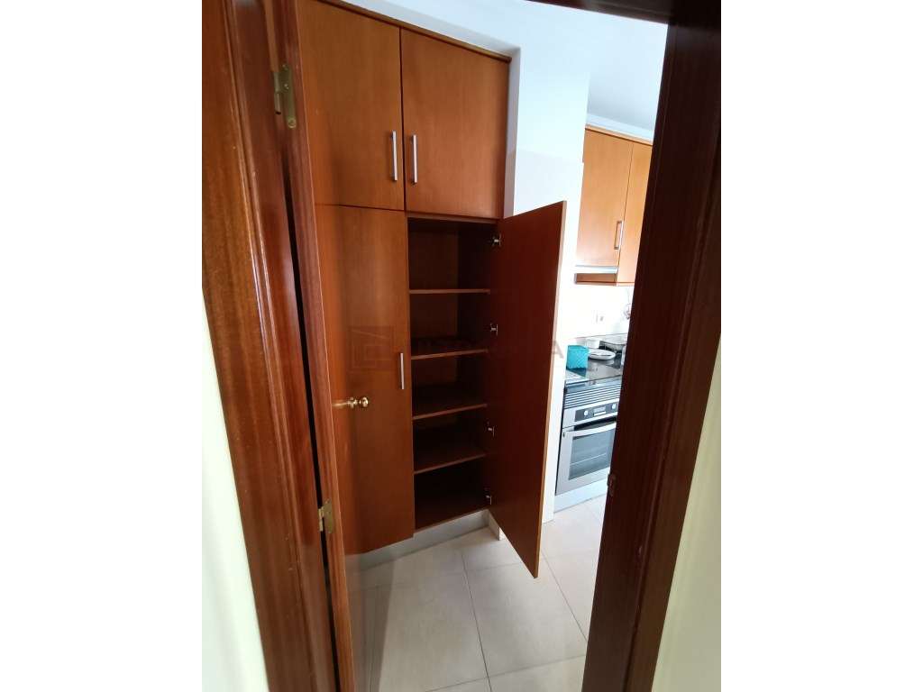 Arrenda-se excelente T2 com Garagem junto às Piscinas em Alverca - Grande imagem: 5/25