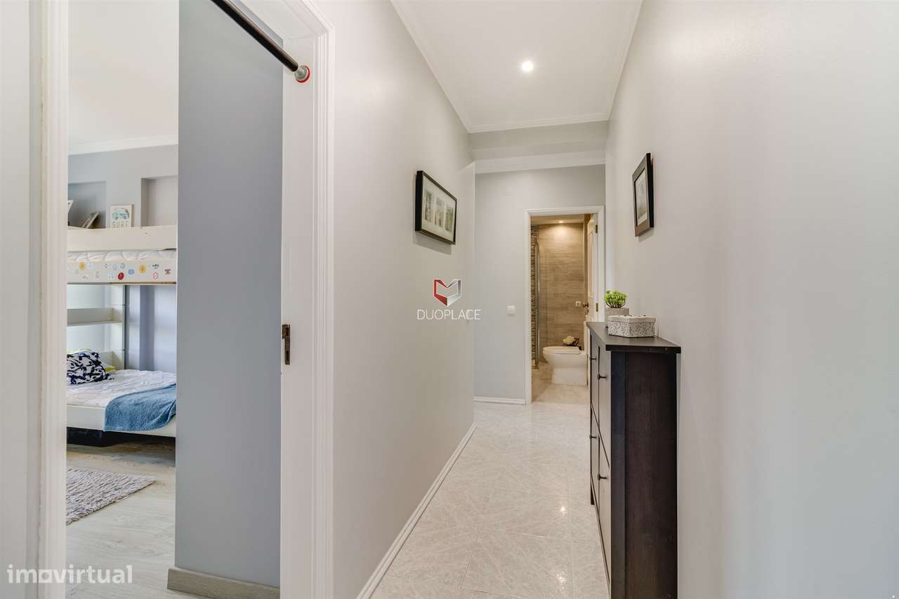 T2 com Vista Deslumbrante no Coração de Setúbal – 7º Andar com Elevado-9