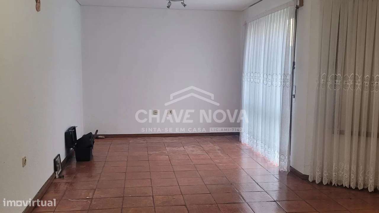 Moradia Geminada V3 p/ Recuperar no Centro da Maia - Grande imagem: 2/14