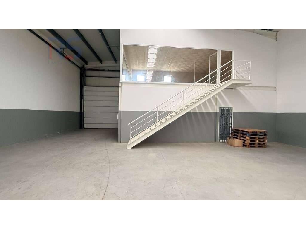 Armazém Novo Zona Industrial de Amorim - Grande imagem: 3/21