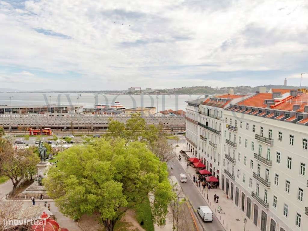Refúgio de Design e Luz na Praça Dom Luís I - Onde o Rio encontra a...-28