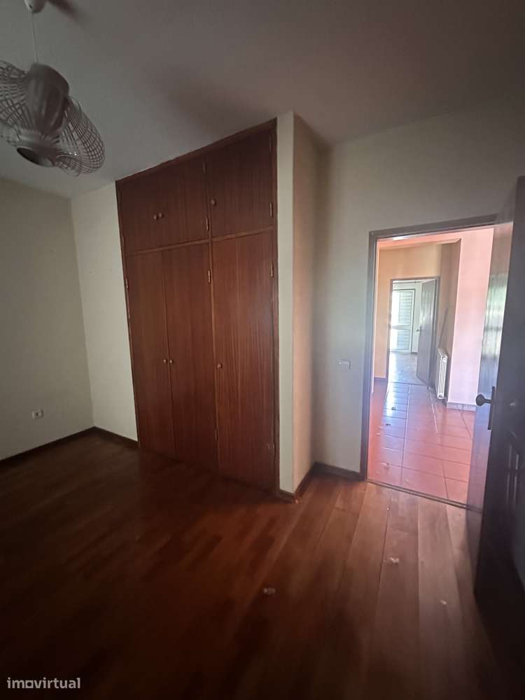 Moradia T4 com jardim e garagem em Sernancelhe-10