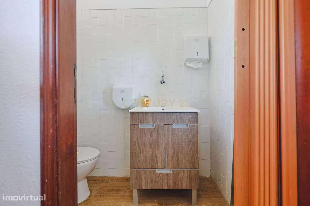 Espaço comercial à venda em zona premium com várias montras, junto à p-12