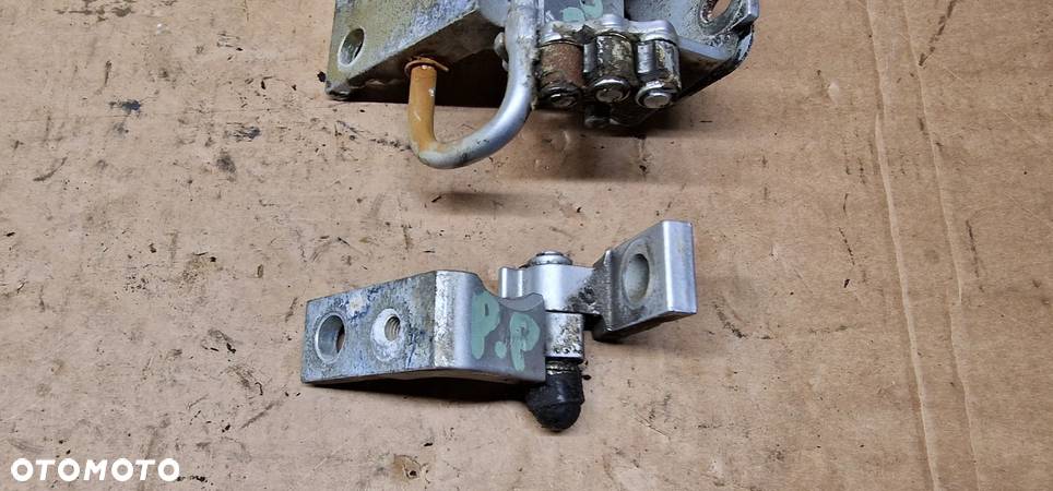 Zawias zawiasy drzwi prawy przód para VW Passat B5 FL 4B0831412B - 3