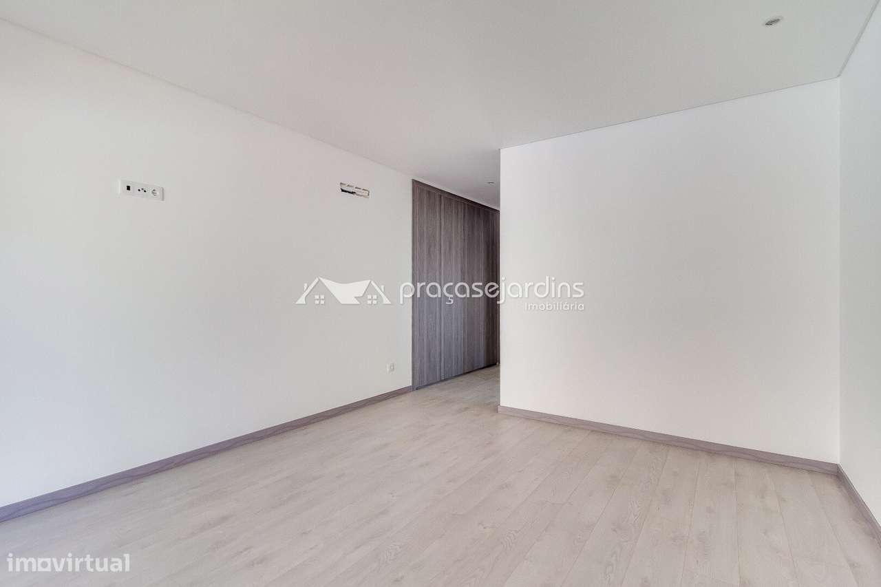 Moradia T3 com jardim, varanda e garagem-14