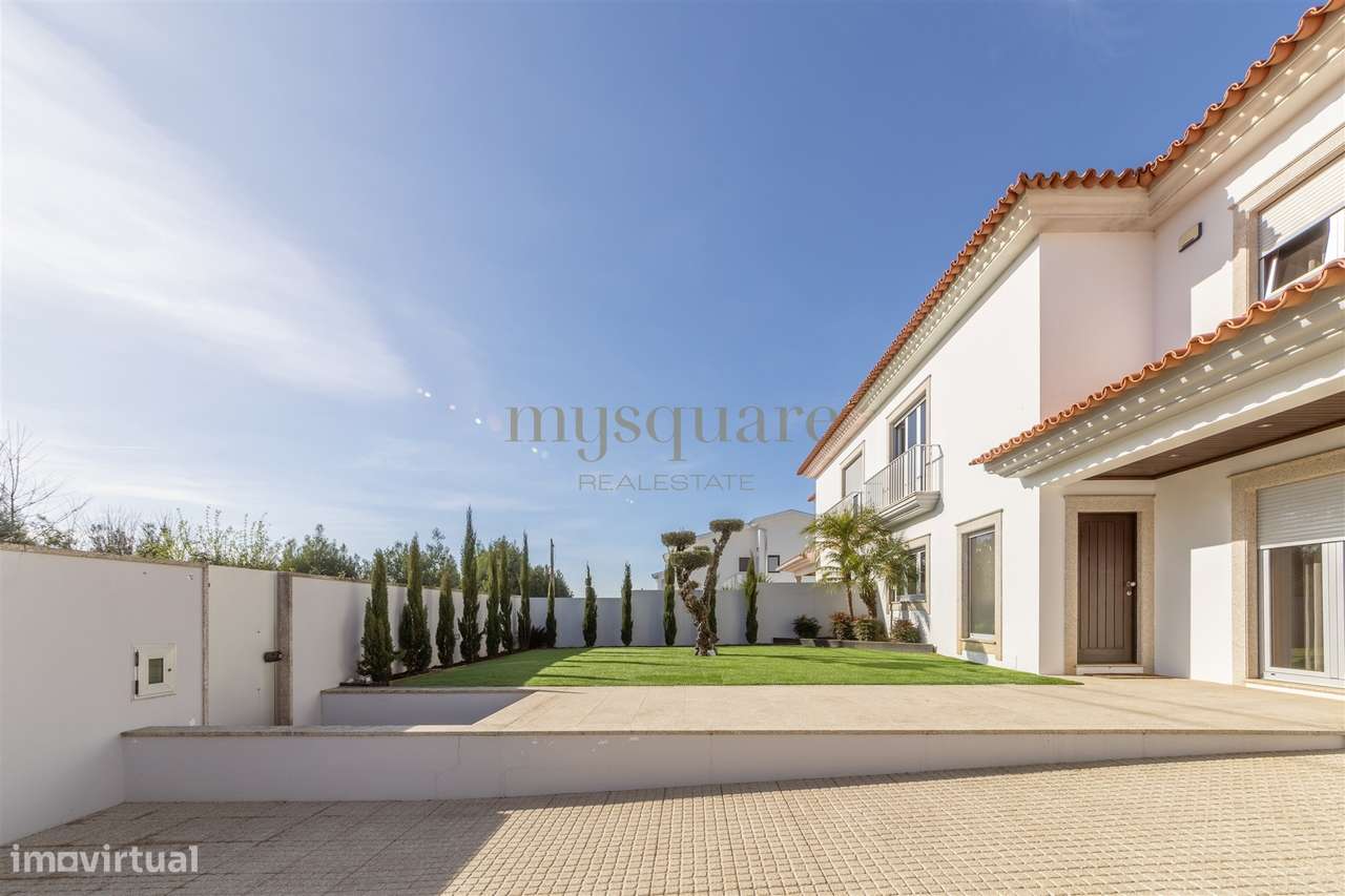 Moradia T4 geminada, com excelentes áreas, a 2 minutos do centro de Sa-1