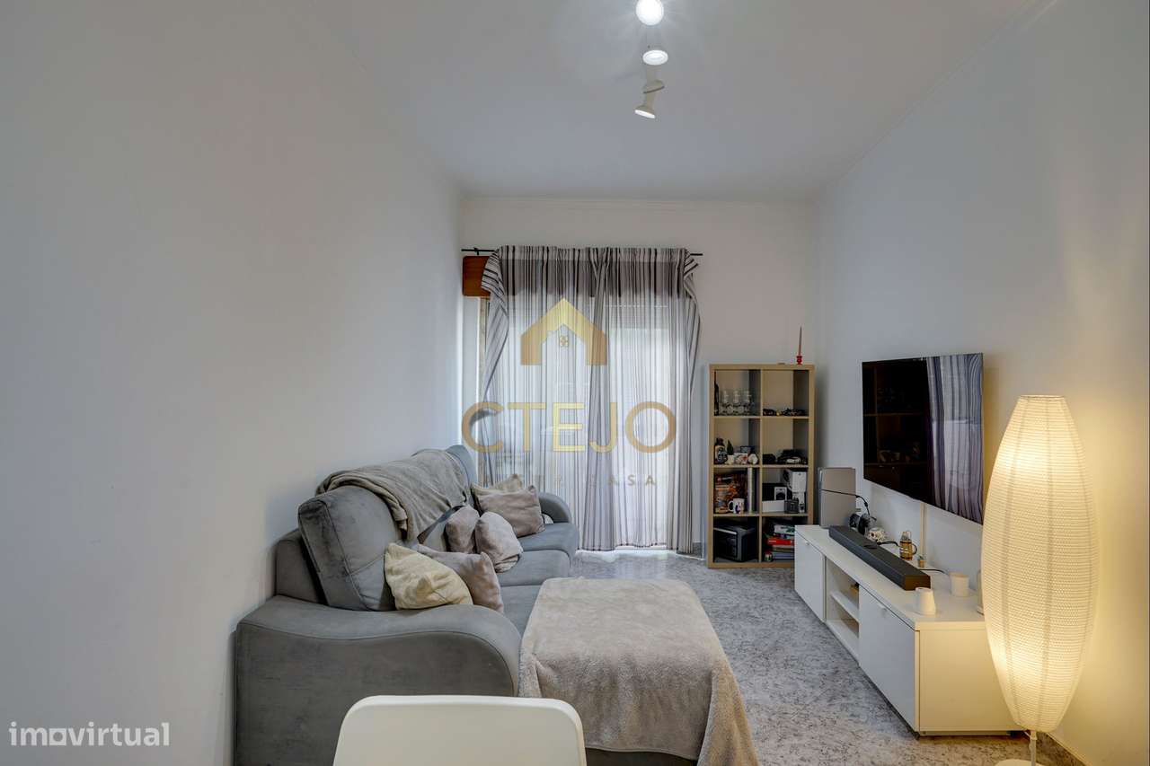 Apartamento T2  com varanda e arrecadação em Vale de Figueira , São Jo-1