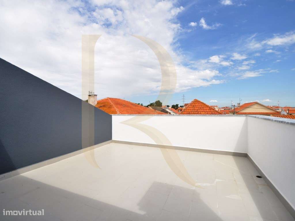 Moradia geminada nova T3 com garagem e terraço na Quinta do Conde-25