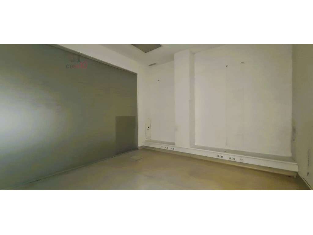 Vende-se amplo espaço comercial no Campo Grande, Lisboa - Grande imagem: 4/13