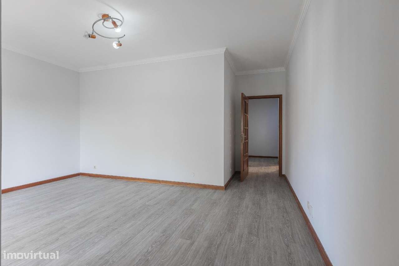 Apartamento T1 com Varanda em Canelas-5