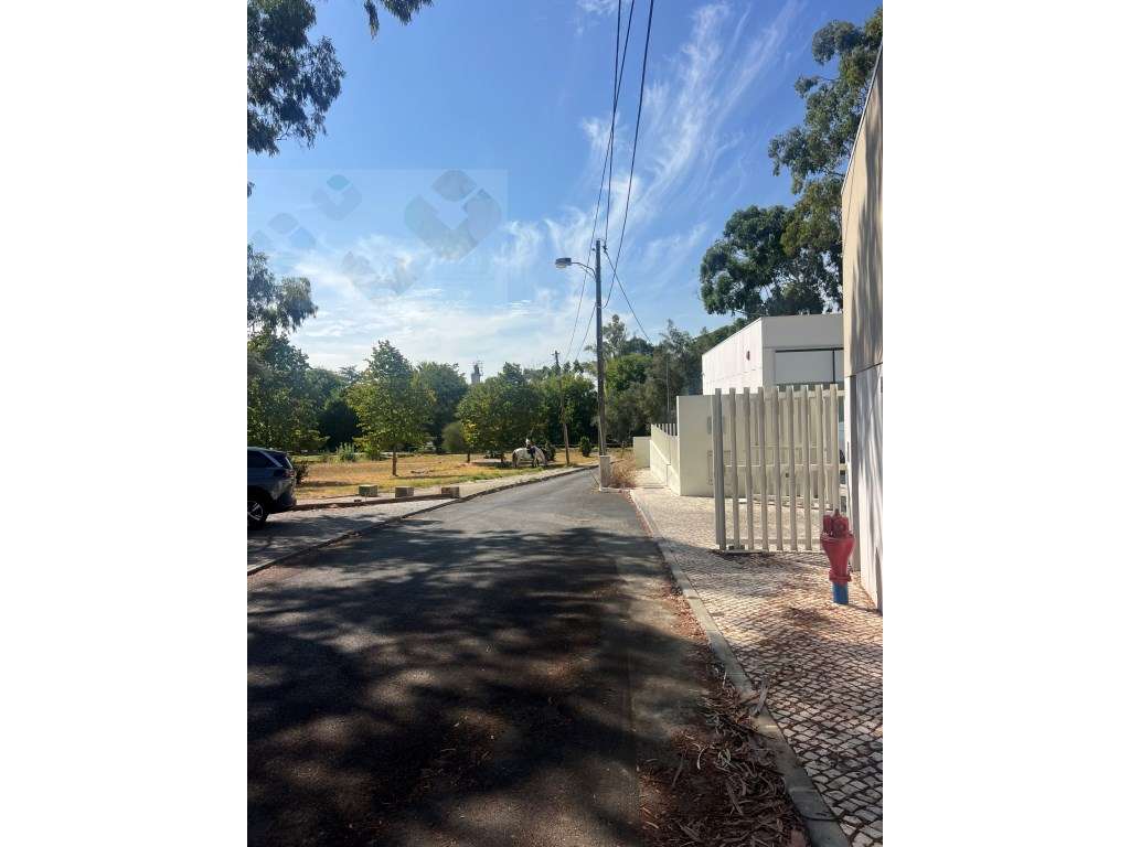 Moradia frente Monsanto, Excelente oportunidade, T2, por recuperar!-4