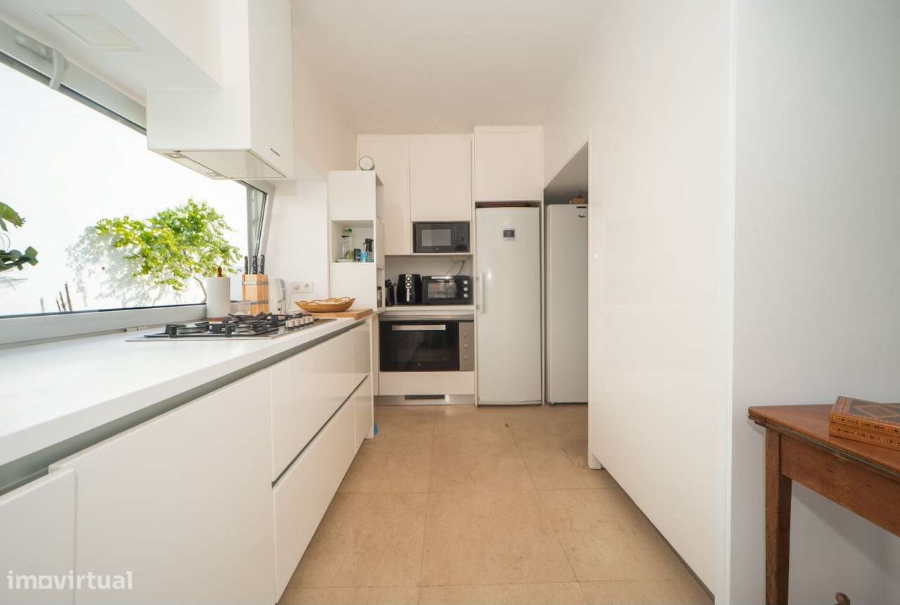 Moradia Contemporânea com Vista Mar e Piscina, Próxima da Beloura e Es-6