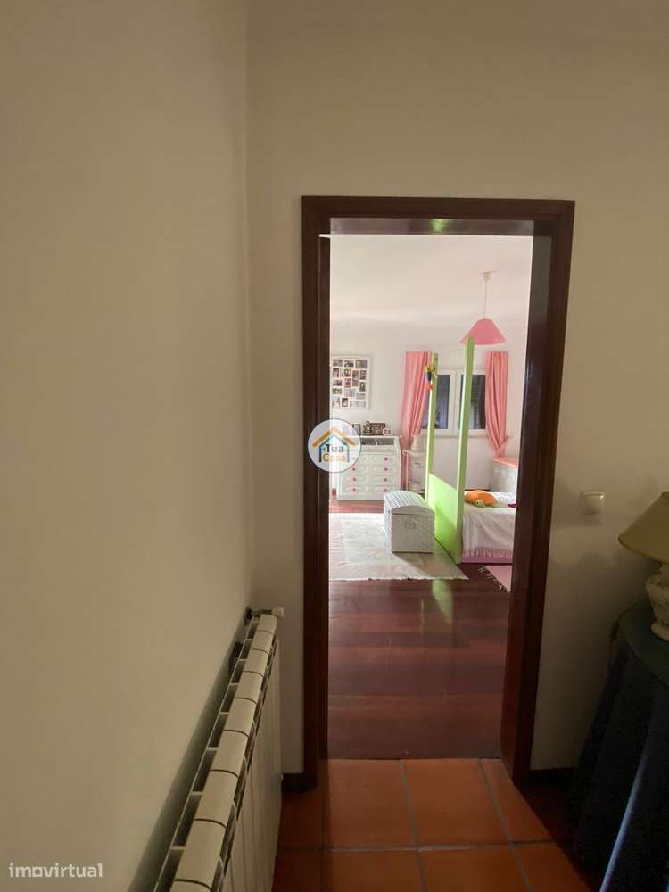 Moradia Geminada  de um dos lados do outro tem entarada e jardim em to-56