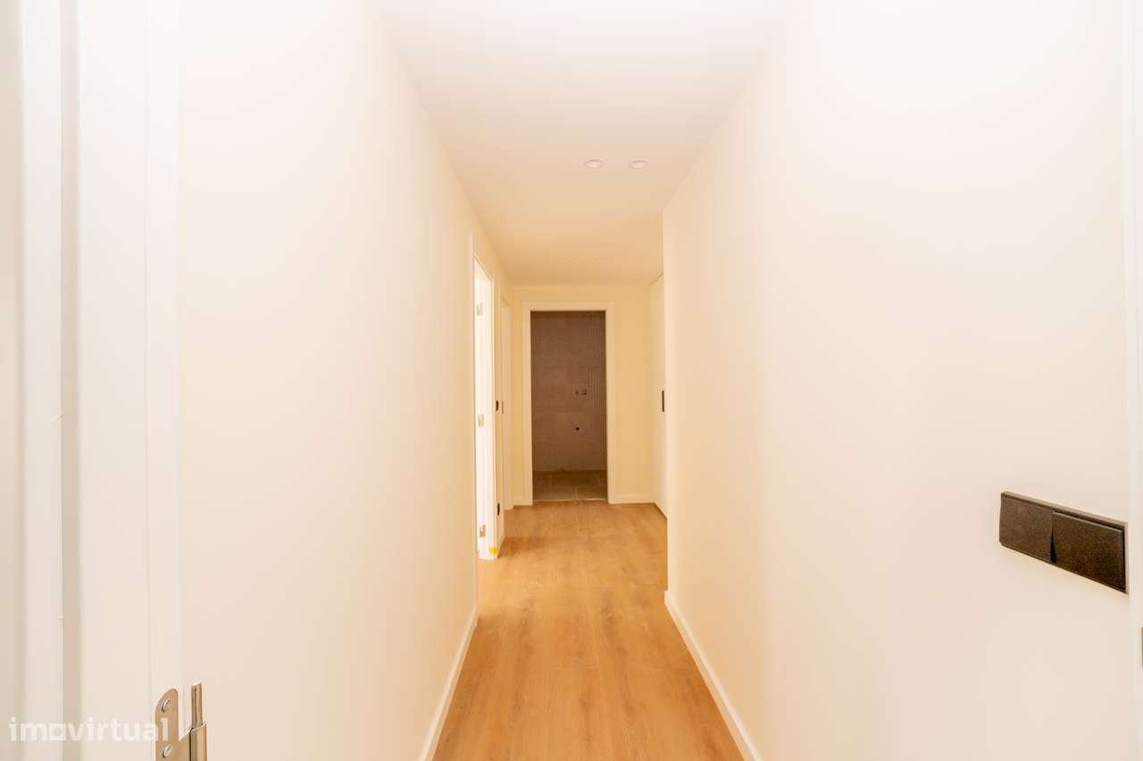 T2 "Novo" no Centro - Garagem / Elevador / Varanda! - Grande imagem: 3/16