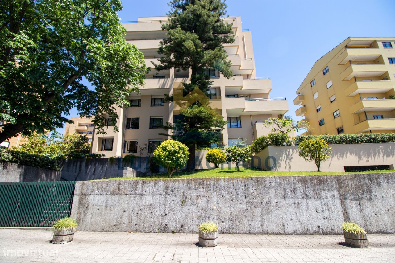 Apartamento T3 junto ao Metro e Boavista, em Cedofeita, Porto