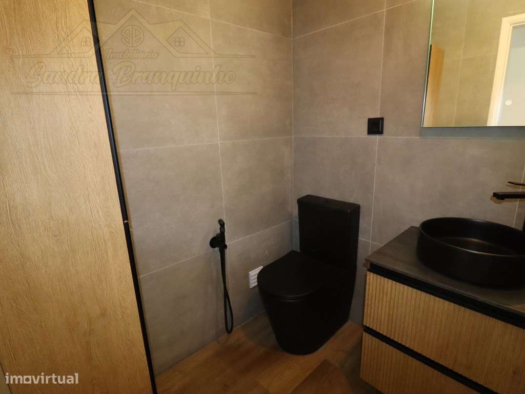 Apartamento T2 RENOVADO em Santa Cruz-22