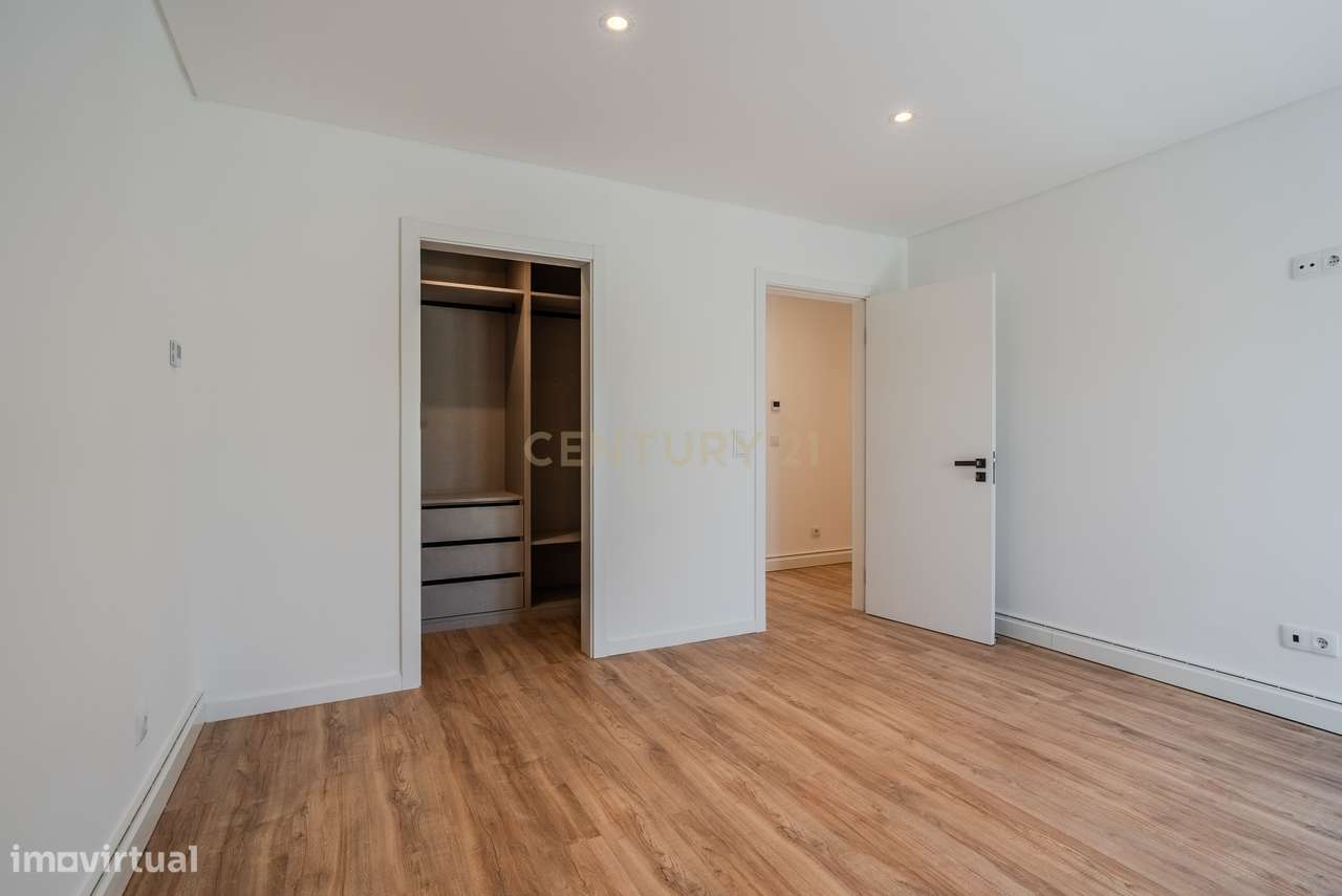 Moradia Térrea T4 totalmente renovada, com piscina, espaço exterior e-17