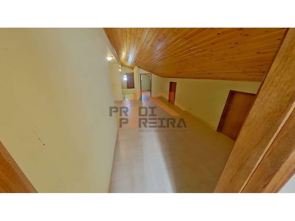 Situada em São João das Lampas, moradia T3 com terreno.-29