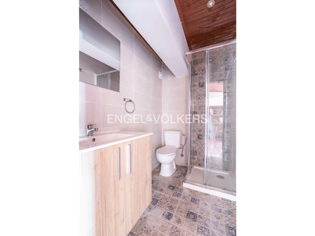 Moradia T4+3 remodelada na Charneca da Caparica-27