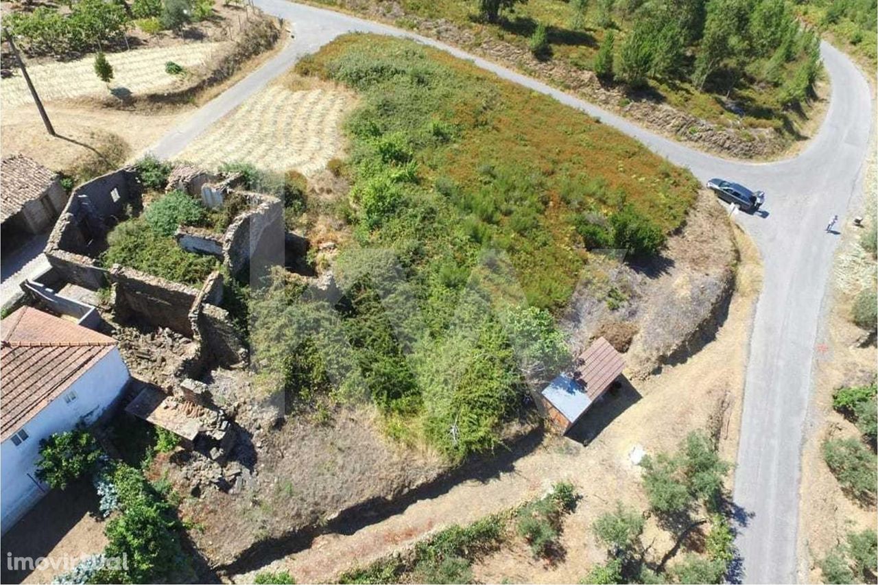 Terreno de 2000m2 com casa em Pedra para Restauro na vila de Oleiros -