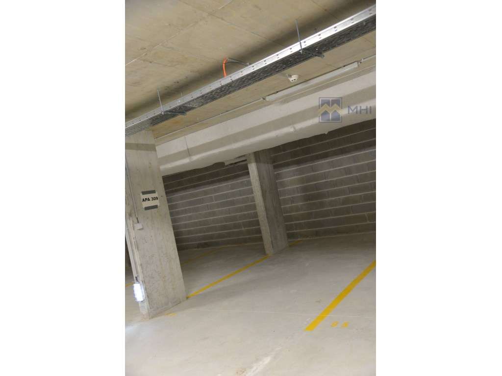T0 +1 Novo com Varanda e Garagem e excelentes vista à Rua do Bonjar...-35