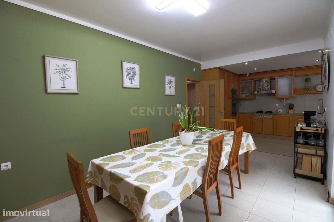 Moradia V3+2 de Luxo com Garagem, Sótão Aproveitado e Domótica Alexa n-8