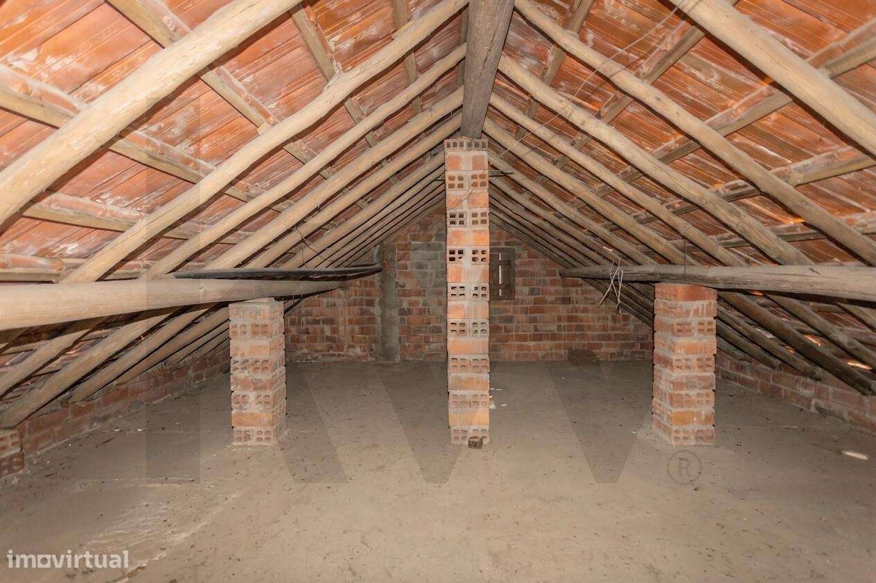 Moradia T2  com Garagem  e anexos inserida num lote de 1500 m2 de ter-33