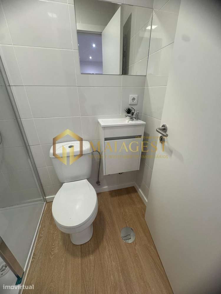 Moradia remodelada dividida em 3 habitações em Canelas-7