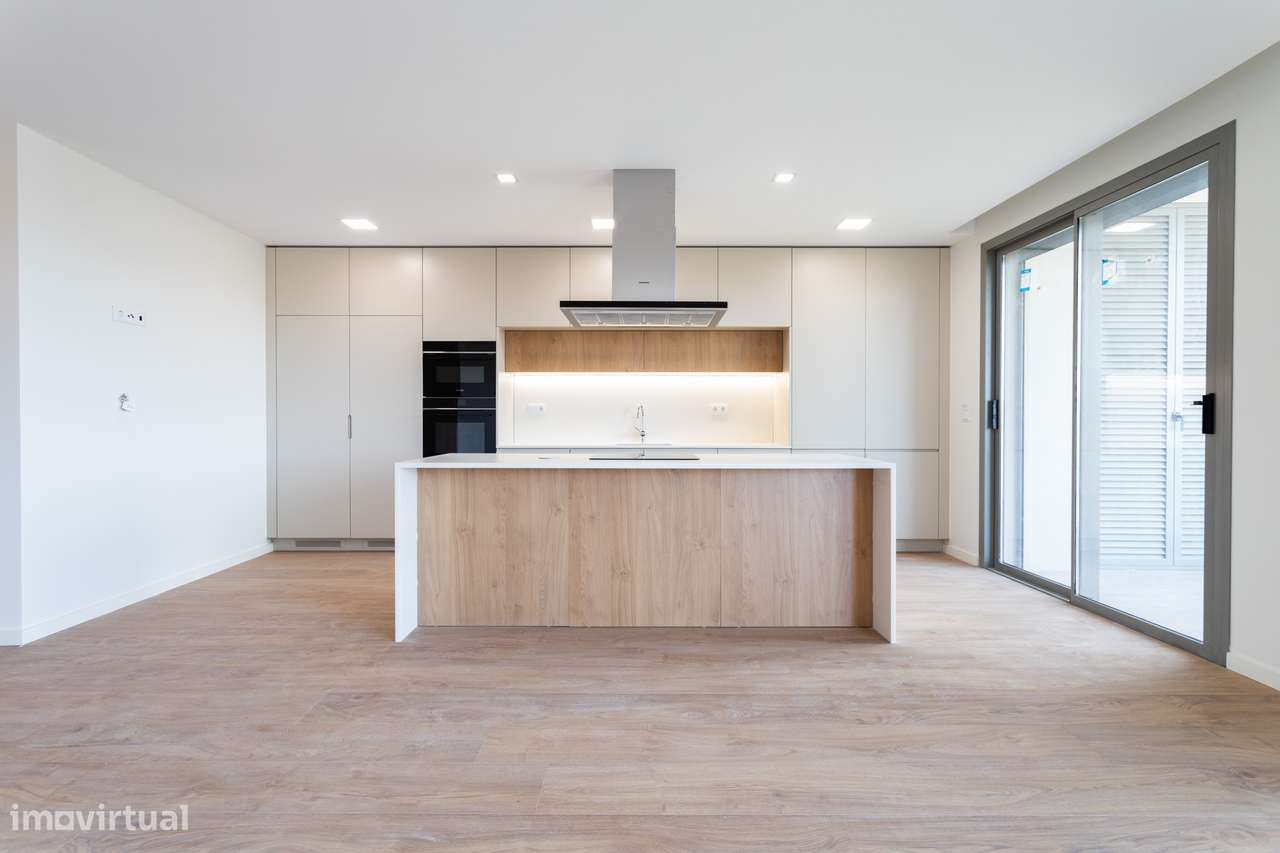 Apartamento T3 Novo a Estrear | 3 Suites | Vista Rio | Garagem Box | C-8