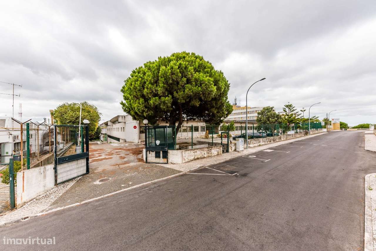 Armazém com 3 Pisos e Grande Lote de Terreno em Carnaxide-14