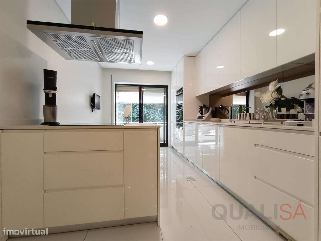 Apartamento T3 de gaveto com varandas, garagem fechada e excelentes...-13