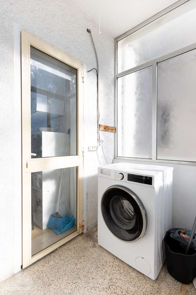 T2 com varanda, garagem e localização central-13