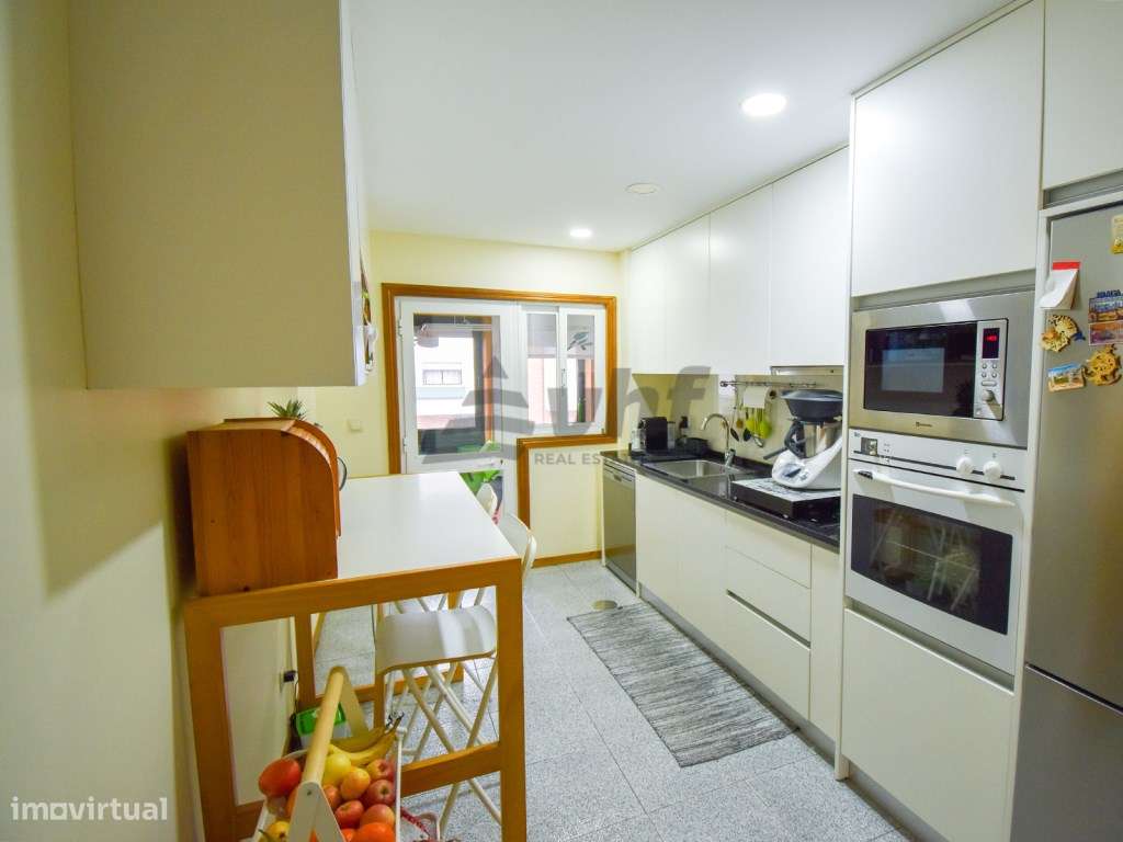 T2 espaçoso com varanda, garagem e excelente exposição solar-9