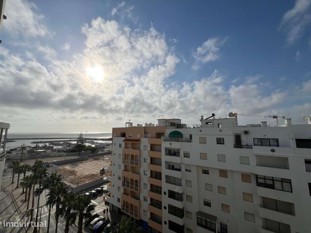 Apartamento T2 amplo com vista mar, a apenas 2 minutos da praia e 5... - Grande imagem: 2/17