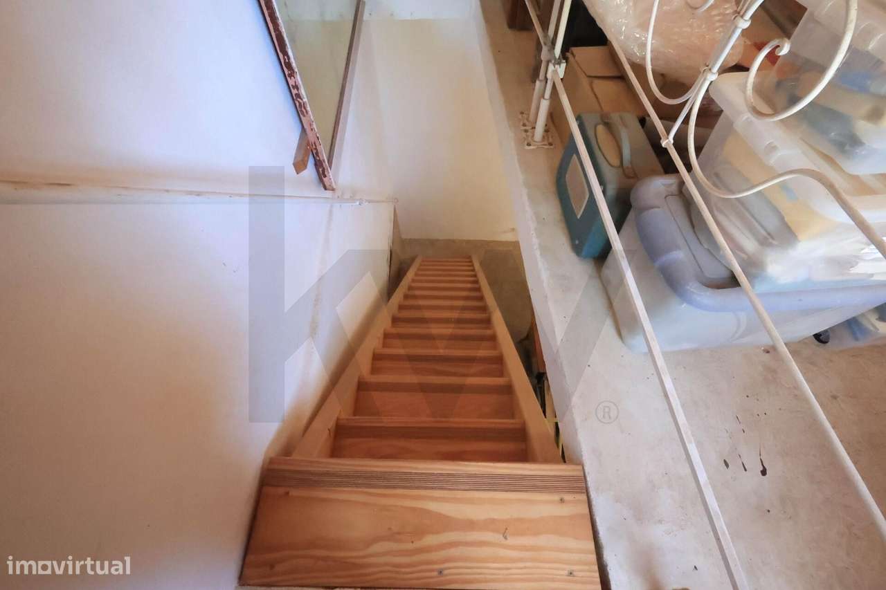 Armazém com quintal passivel de converter em habitação. - Grande imagem: 5/14