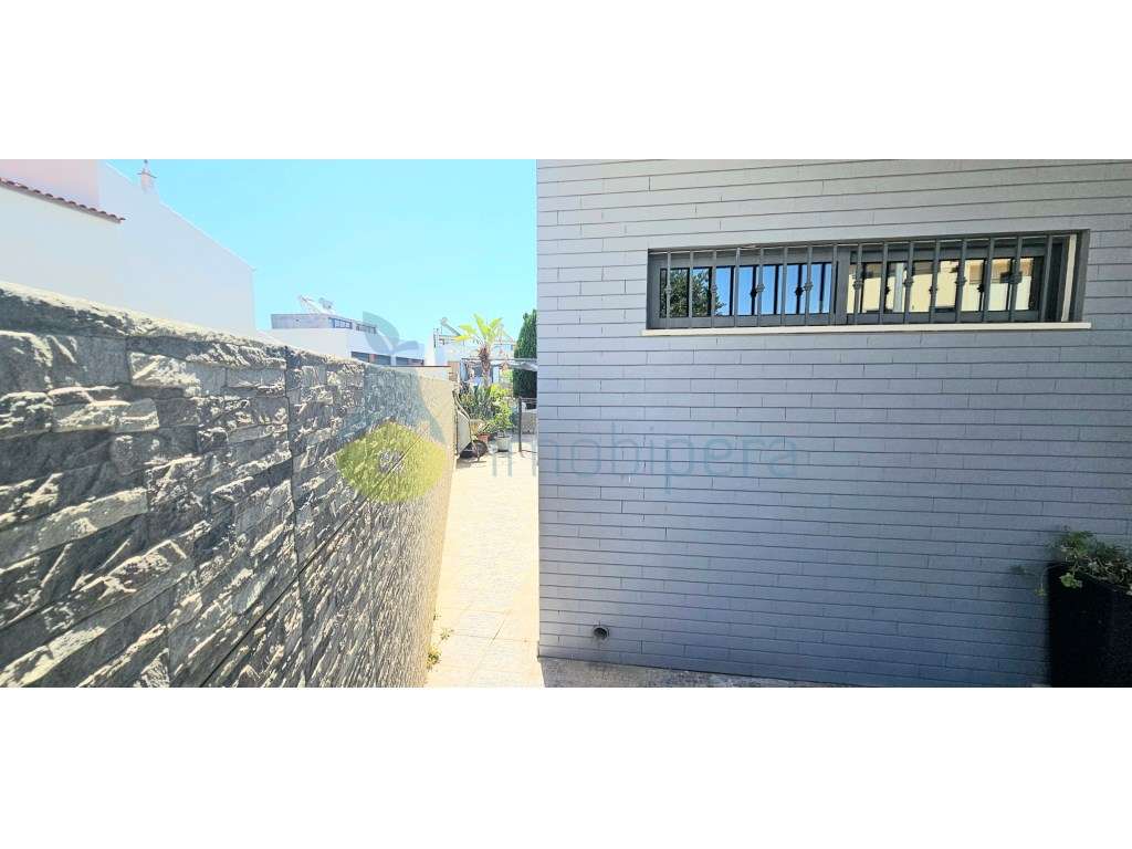 Moradia T4 com 260m2 de área e cave de 95m2, localizada no Monte da...-22