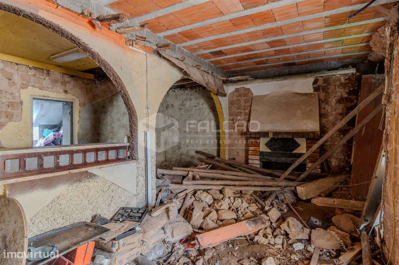 Moradia T3 em Alcobertas com lareira, varanda e potencial de investime-28