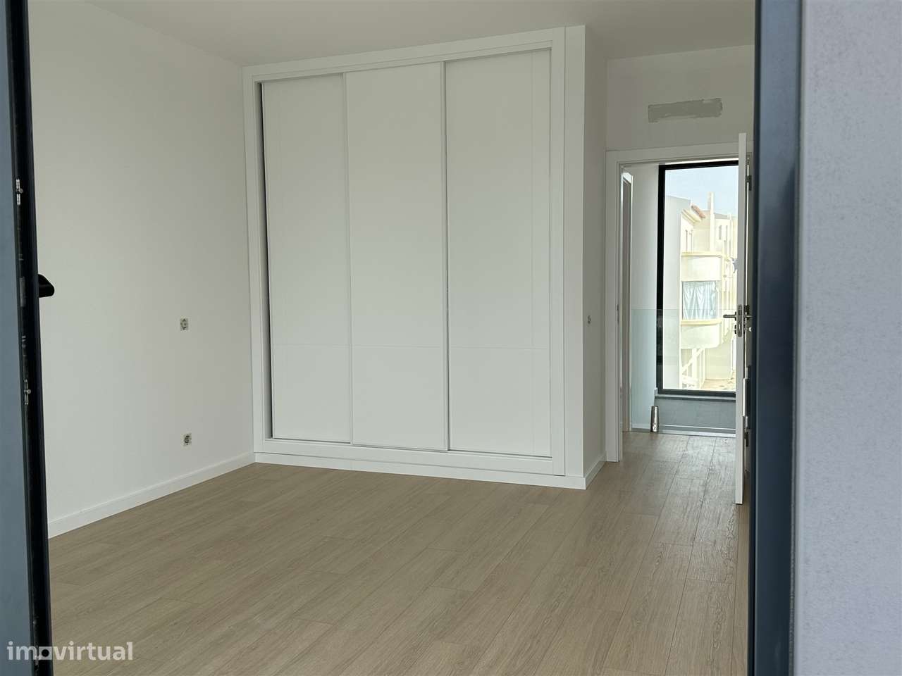 Moradia Unifamiliar de Luxo com Piscina e Jardim-33