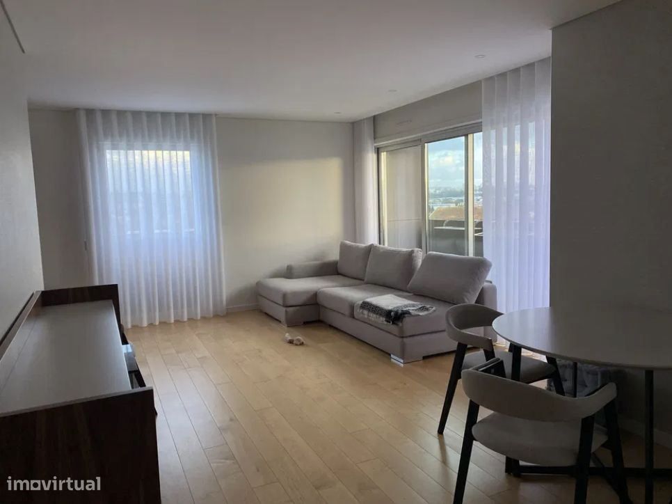 Apartamento T2 como novo na Maia c/ Varanda e Lugar de Garagem