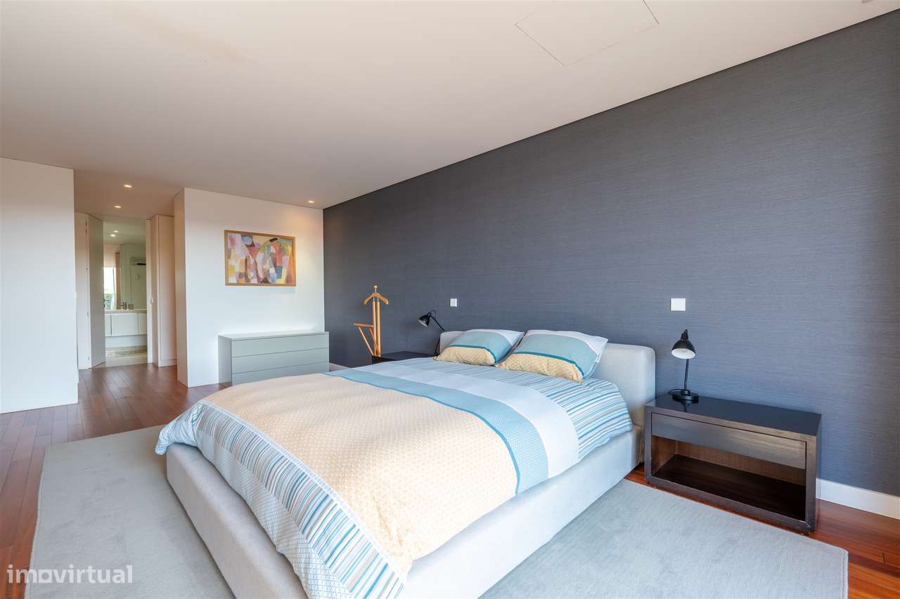 Moradia T4 com piscina, jardim e vista tranquila-25