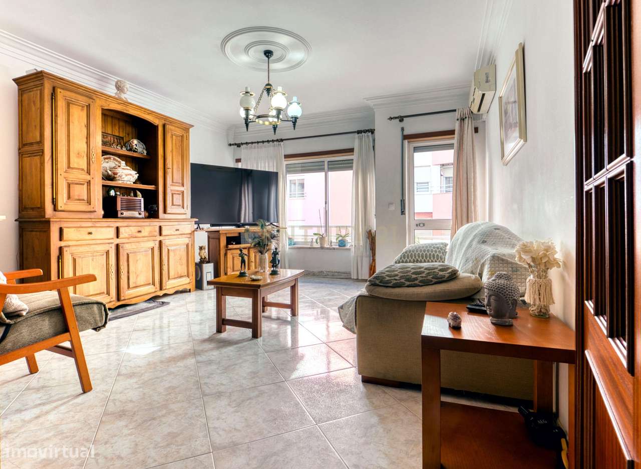 Espaçoso T3 no Feijó - Grande imagem: 2/21