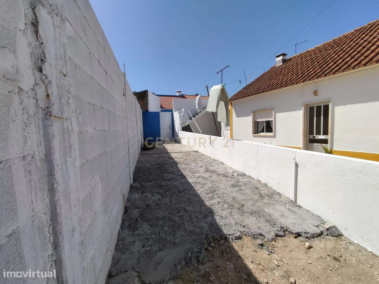 Moradia T2 a estrear, com logradouro, em Vale do Paraíso-16