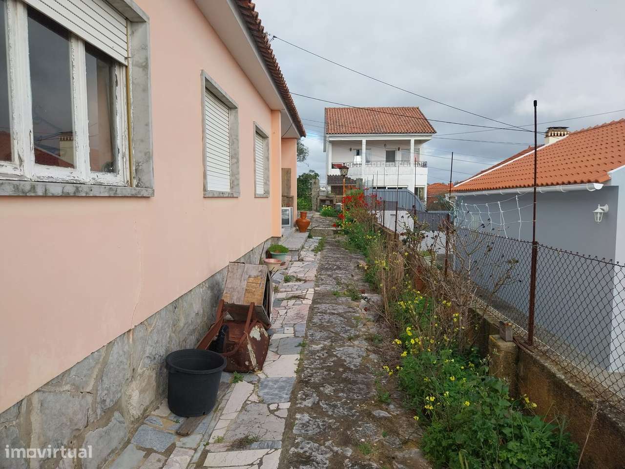 Moradia térrea para venda na Amoreira com muito potencial.-19